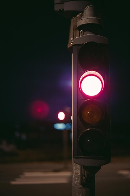 Foto verlicht verkeerssignaal's nachts