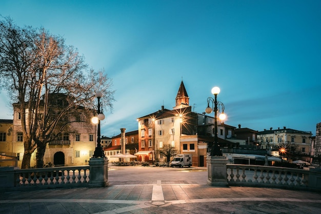 Foto verlicht voetpad in de stad tegen de hemel in de schemering