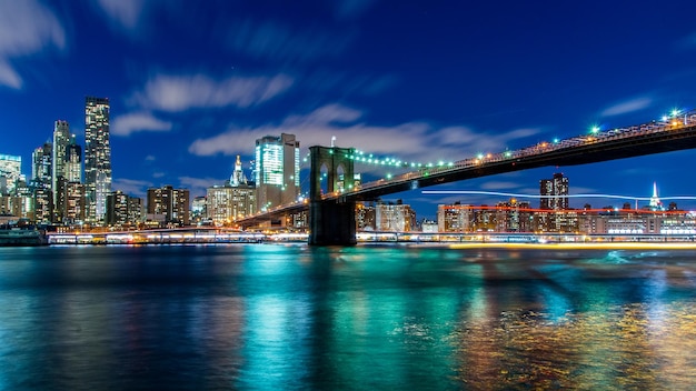Verlichte Brooklyn brug over de East River tegen de hemel's nachts