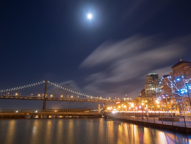 Verlichte brug over de rivier's nachts