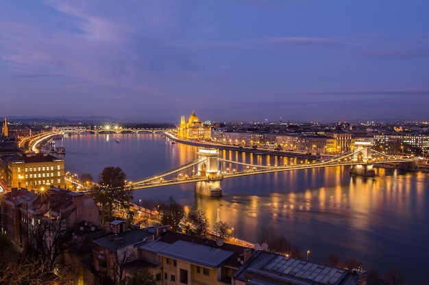 Verlichte brug over de rivier's nachts