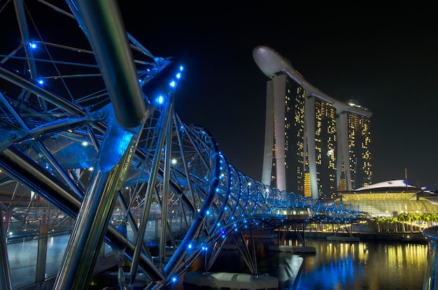 Verlichte brug over de rivier 's nachts