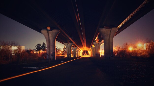 Foto verlichte brug tegen de hemel's nachts