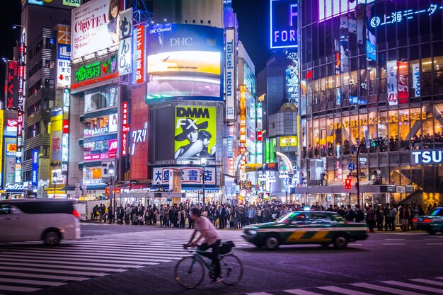 Foto verlichte commerciële borden op gebouwen in shibuya