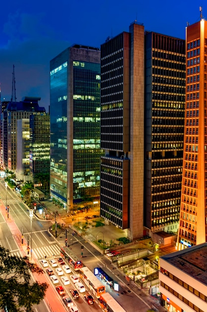 Verlichte commerciële gebouwen op Paulista Avenue het financiële centrum van Sao Paulo en Brazilië