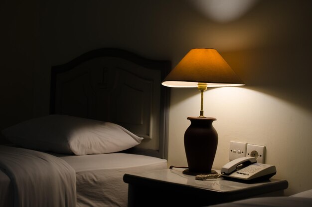 Foto verlichte elektrische lamp bij het bed thuis