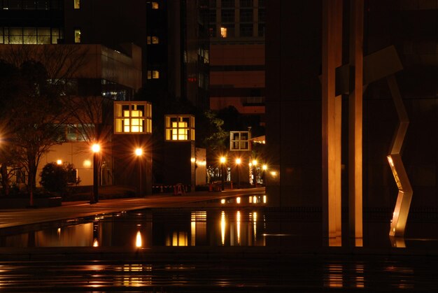 Foto verlichte gebouwen bij straat's nachts