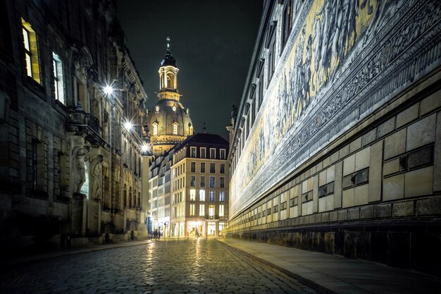 Foto verlichte gebouwen in de stad's nachts