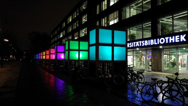 Verlichte gebouwen in de stad 's nachts