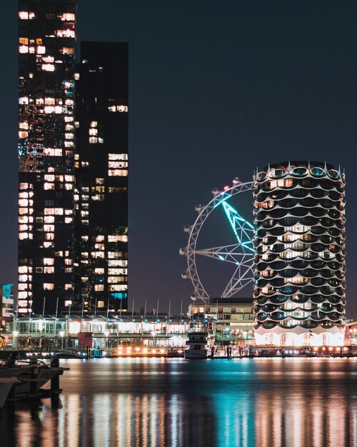 Foto verlichte gebouwen in de stad 's nachts