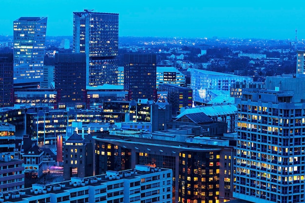 Verlichte gebouwen in de stad's nachts