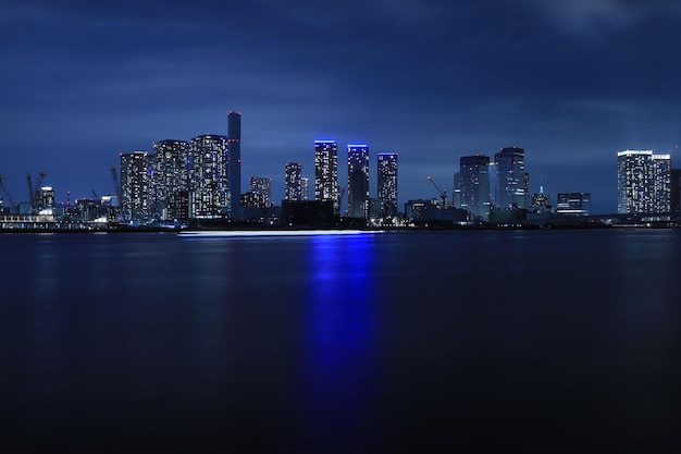 Foto verlichte gebouwen in de stad tegen de nachtelijke hemel
