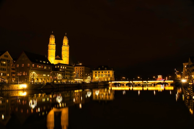 Foto verlichte gebouwen langs de rivier tegen de hemel's nachts