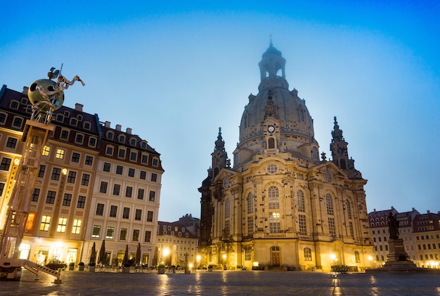 Verlichte gebouwen tegen de lucht in de stad