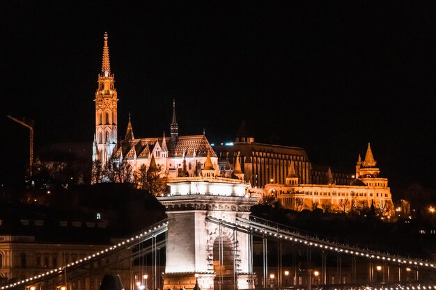 Foto verlichte gebouwen tegen de nachtelijke hemel