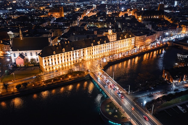 Verlichte gevel van een oud historisch gebouw in de stad Wroclaw, Polen