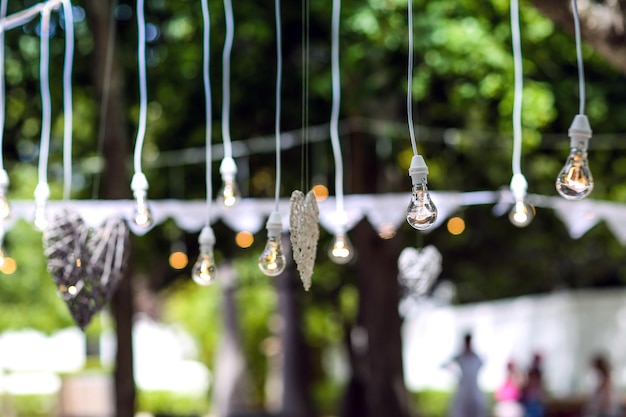 Verlichte gloeilampen die als decoratie hangen