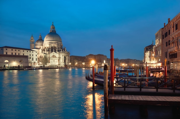 Verlichte kerk santa maria della salute in venetië, italië