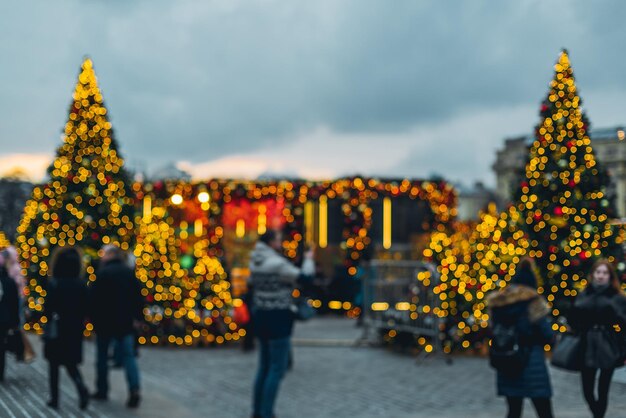 Foto verlichte kerstboom in de stad tegen de lucht