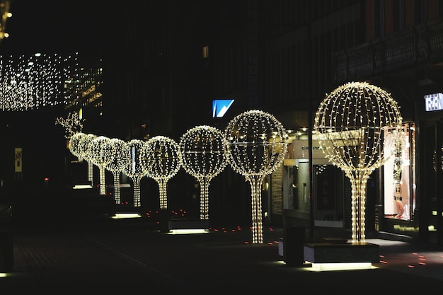Verlichte kerstverlichting op straat 's nachts .
