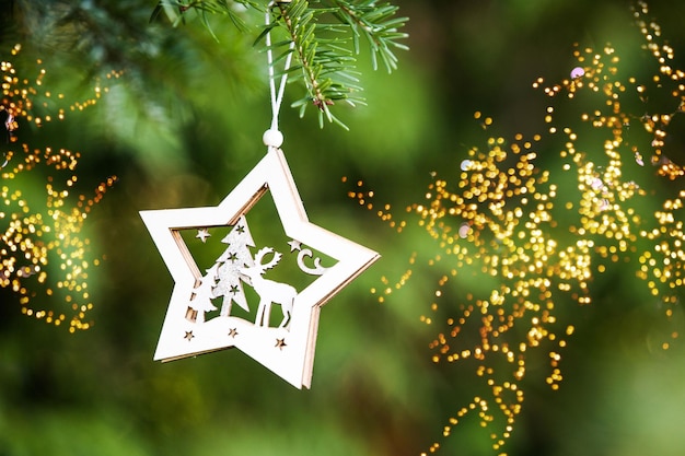 Foto verlichte kerstversieringen op de boom