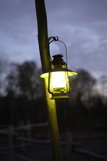 Foto verlichte lantaarn die tegen de hemel hangt