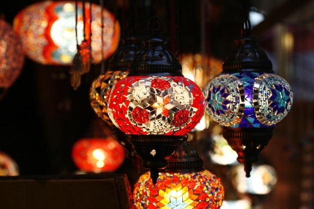 Verlichte lantaarns die's nachts buiten hangen