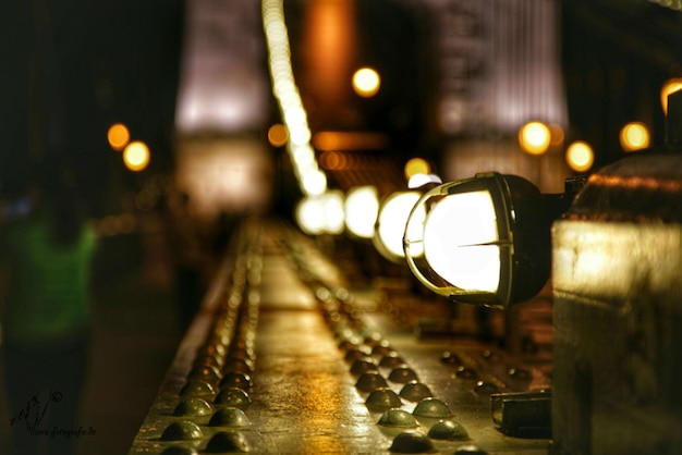 Foto verlichte lichten op de brugrail's nachts