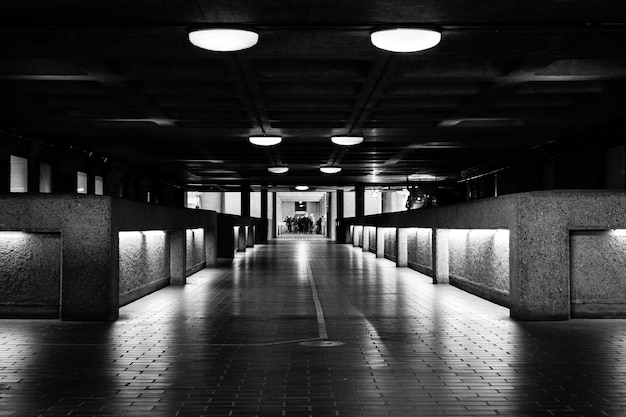 Verlichte loopbrug in het gebouw