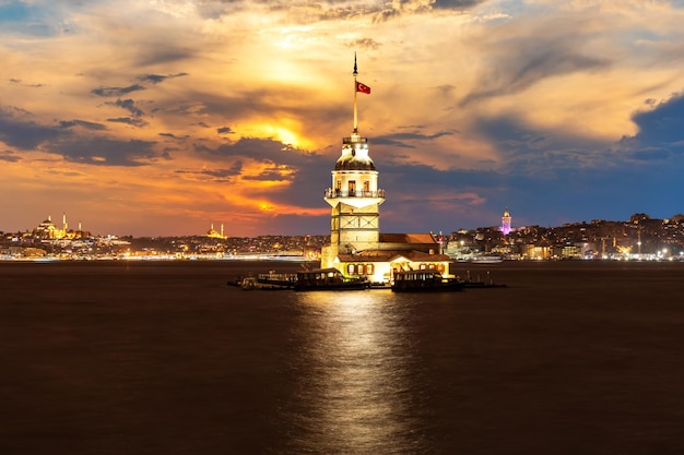 Foto verlichte maiden's tower 's nachts in de bosporus istanbul