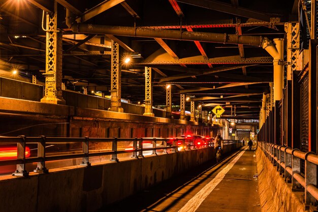 Foto verlichte metalen brug