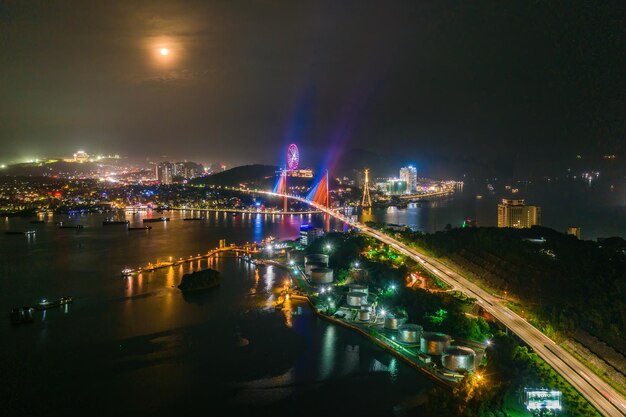 Verlichte moderne gebouwen langs de rivier tegen de nachtelijke lucht