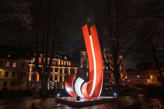 Verlichte moderne rode sculptuur op Onafhankelijkheidsdag Riga Letland