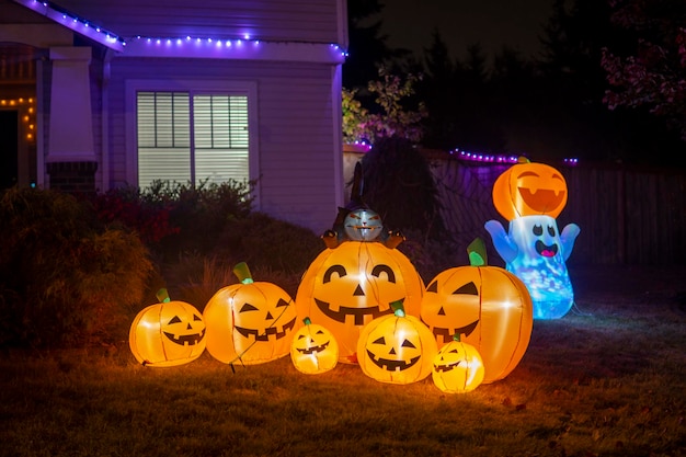 Verlichte nacht Halloween huis buitendecoraties met opblaasbare figuren van pompoenen, kat