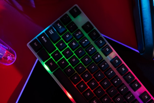 Foto verlichte neon gaming desk setup met toetsenbord