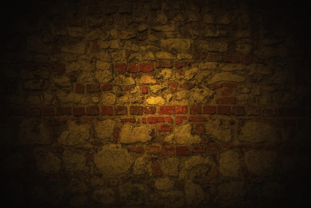 Verlichte oude muur ondergrondse kelder