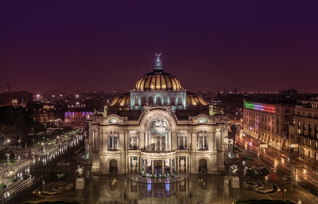 Verlichte palacio de bellas artes midden in de stad's nachts