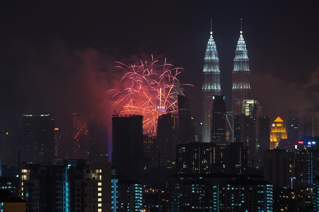 Foto verlichte petronas torens en vuurwerk's nachts