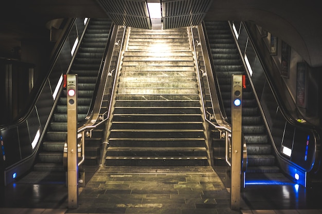 Verlichte roltrappen op een metrostation