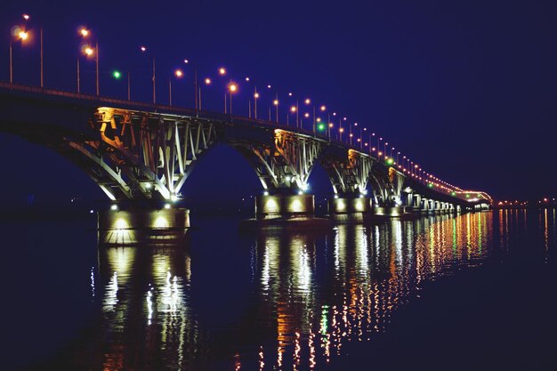 Foto verlichte saratov brug over de rivier's nachts