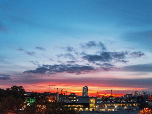 Verlichte stad tegen de hemel bij zonsondergang