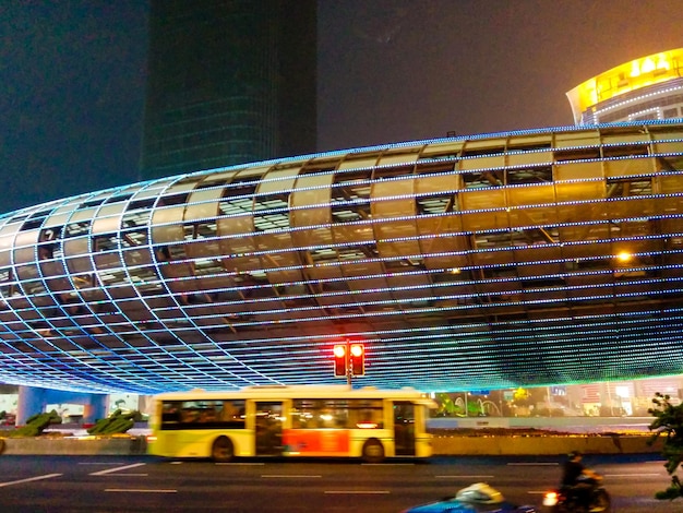 Foto verlichte stadsstraat 's nachts