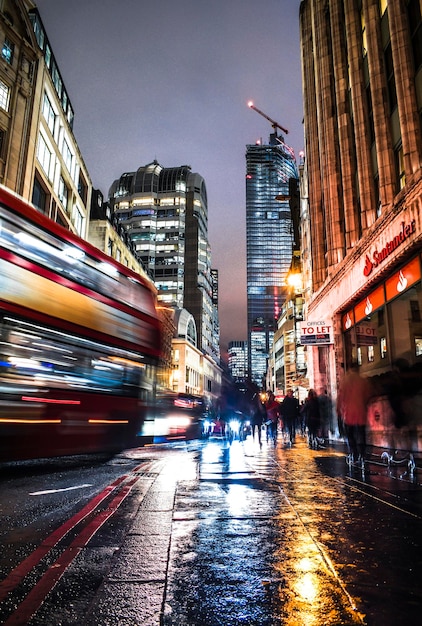 Foto verlichte stadsstraat's nachts