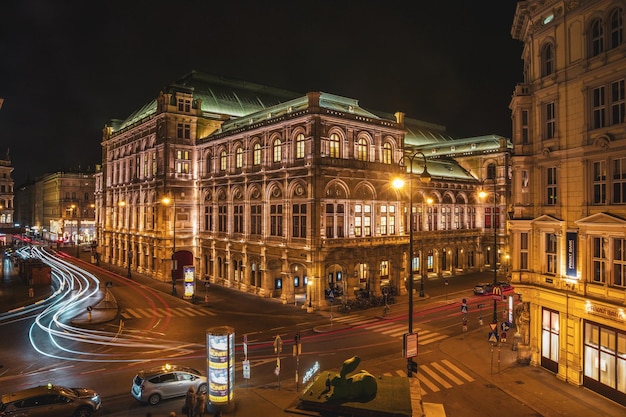 Verlichte stadsstraten en gebouwen's nachts