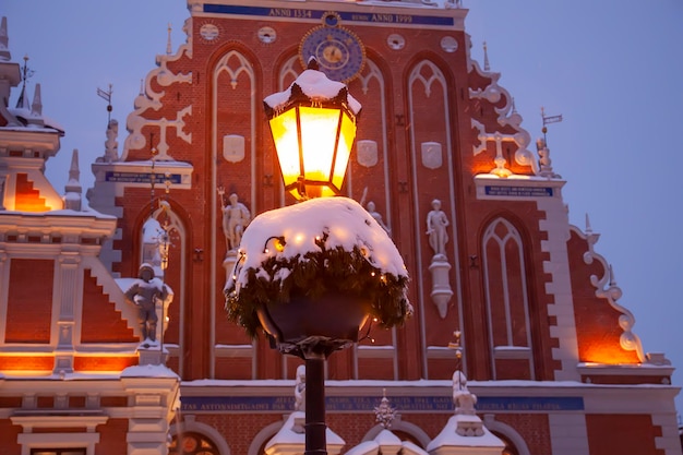 Verlichte straat in de stad Kerstversiering in de oude stad Riga Letland House of the Blackheads gebouw