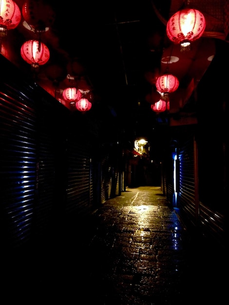 Foto verlichte straatverlichting's nachts