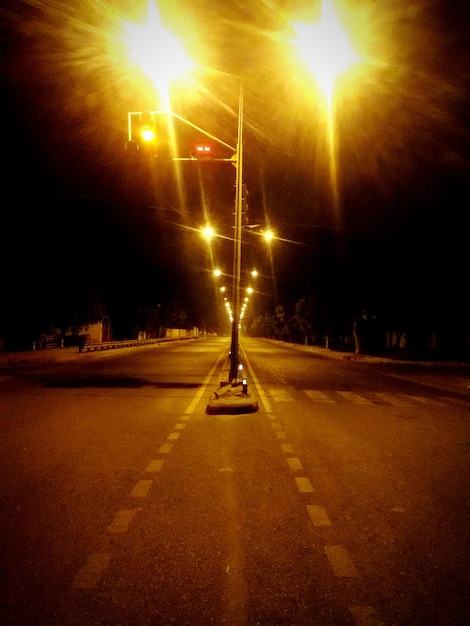Foto verlichte straatverlichting's nachts
