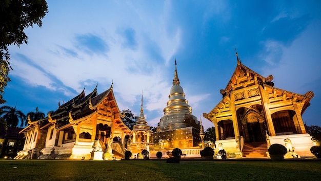 Verlichte tempel tegen de hemel