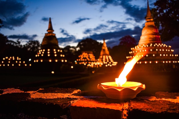 Foto verlichte tempel tegen het gebouw en de lucht