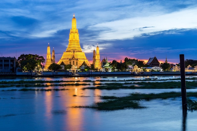 Verlichte tempel tegen in de schemering